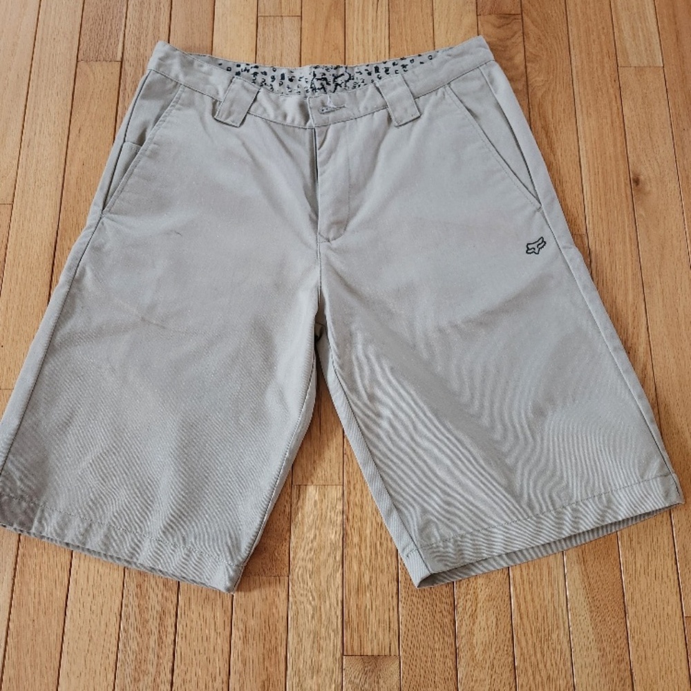 Mens Fox Chino Tan Flat-Front Shorts in Size 34.